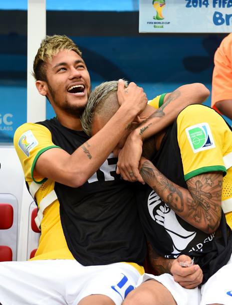 Neymar scherza con Dani Alves. Getty